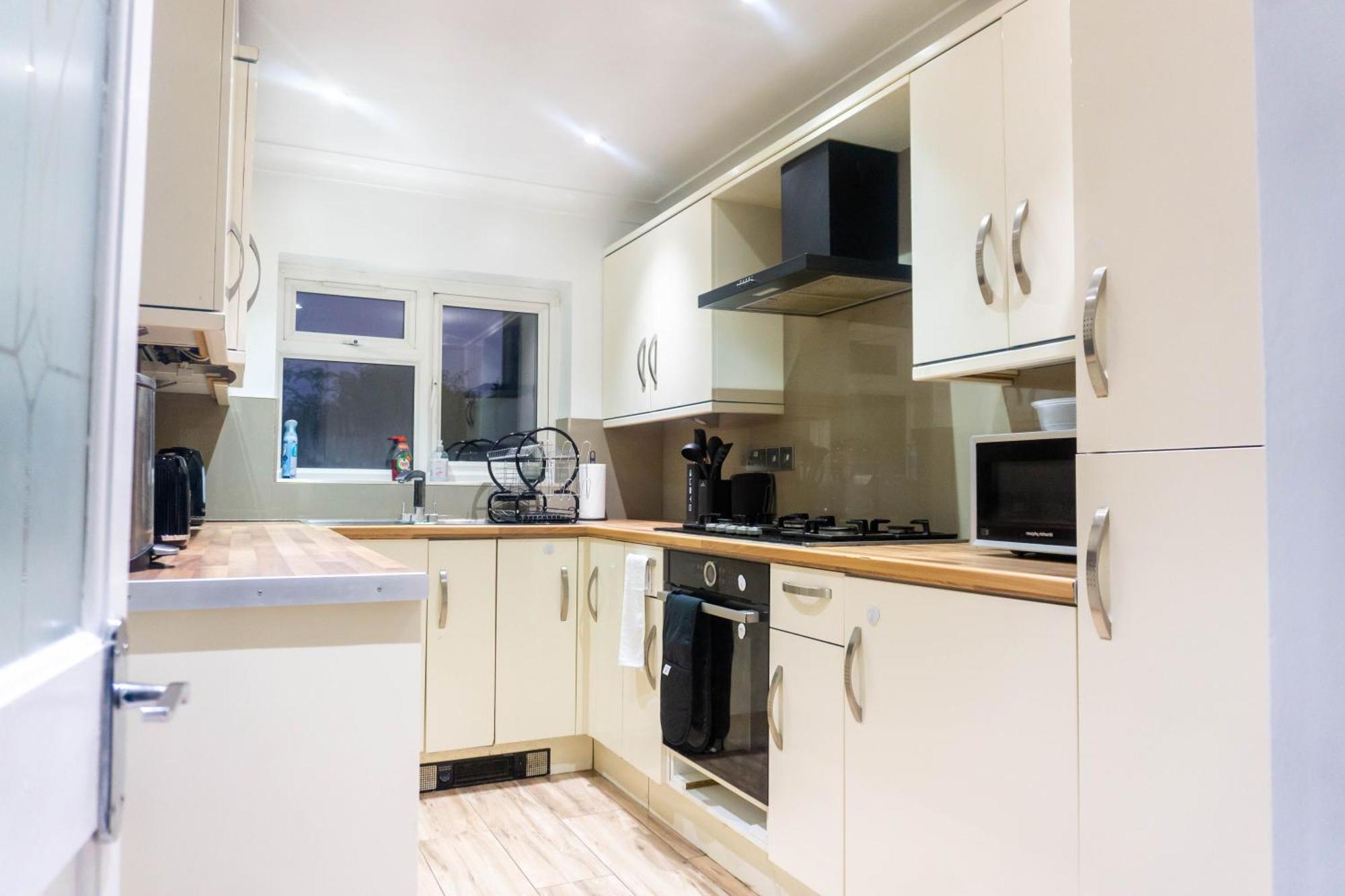 Apartment Modern, Cozy 3-bed House In Perfect For Families, Contractors And Groups! London