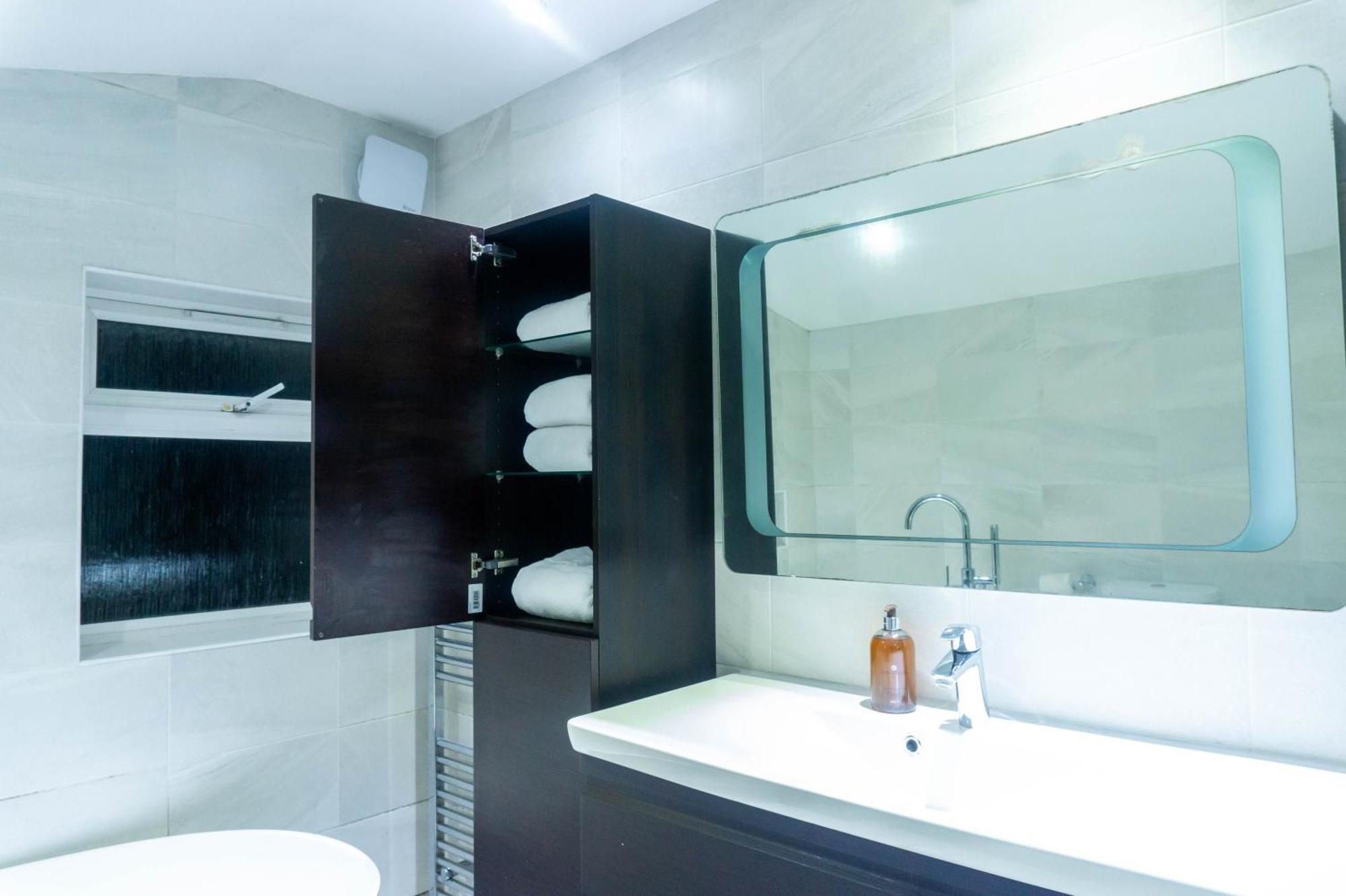 Modern, Cozy 3-bed House In Perfect For Families, Contractors And Groups! * London