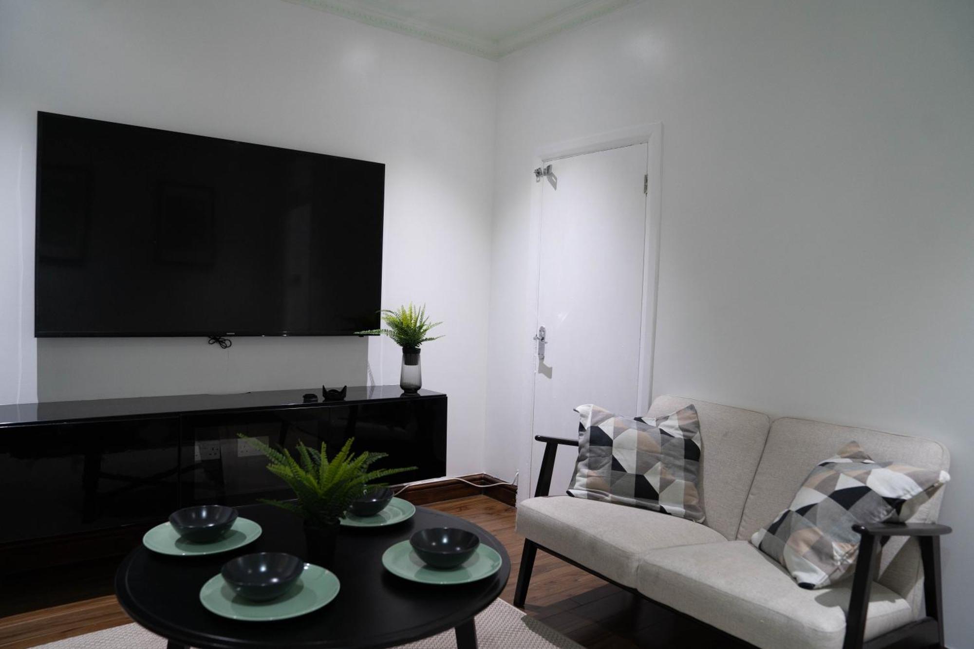 Modern, Cozy 3-bed House In Perfect For Families, Contractors And Groups! Apartment *