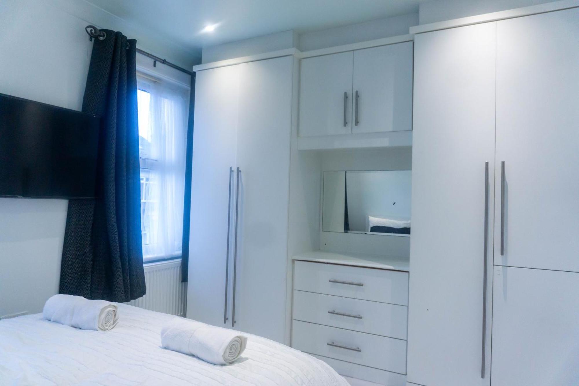 Modern, Cozy 3-bed House In Perfect For Families, Contractors And Groups! * London