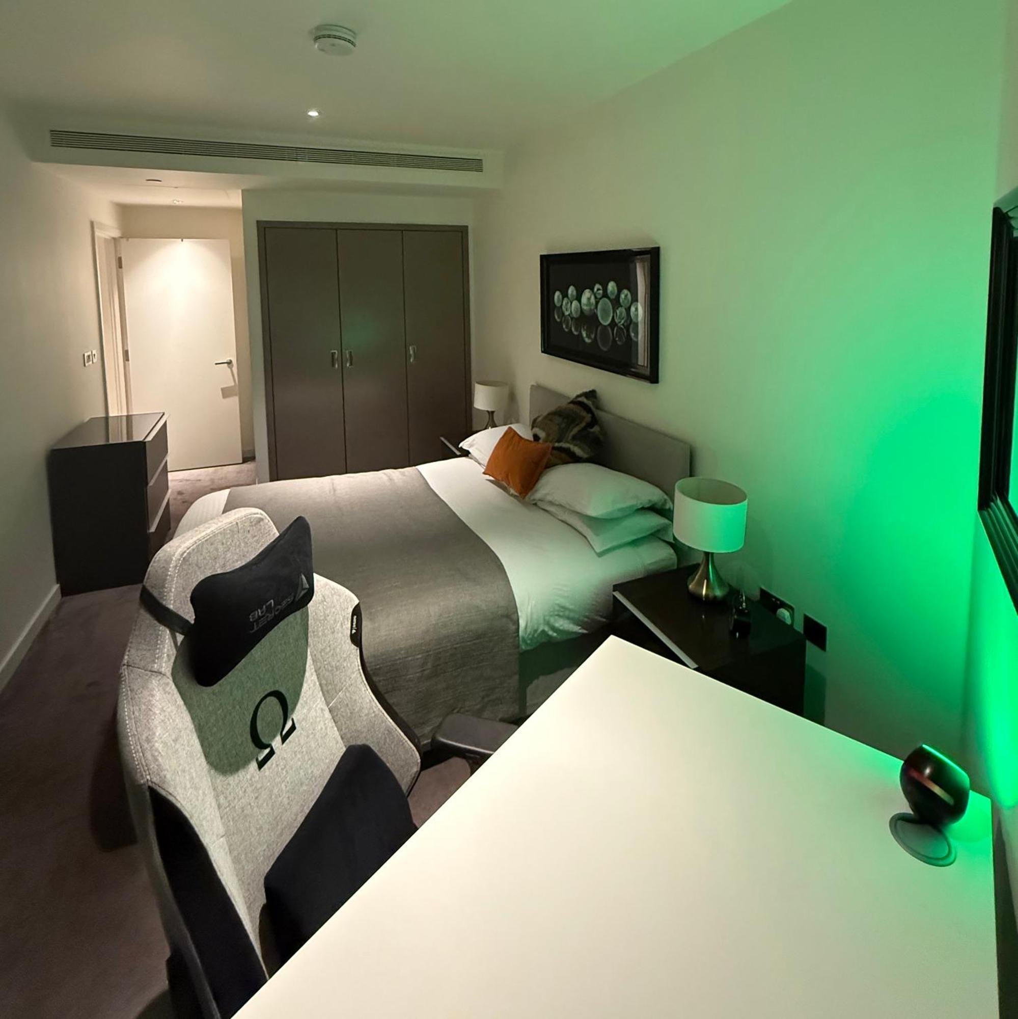 Luxury In Canary Wharf Centre With Private Balcony, And 360 Skyline View Apartment *