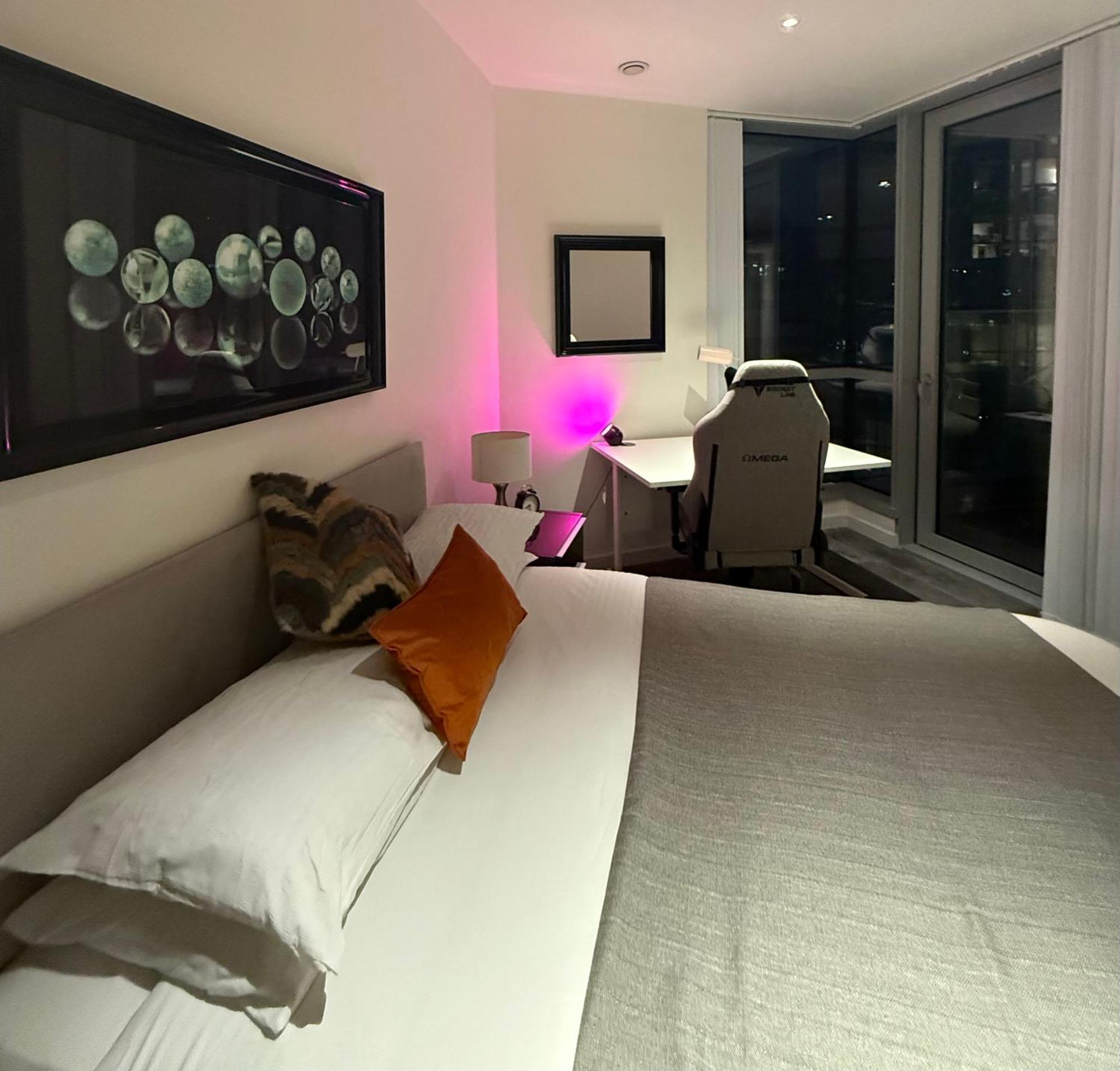 Luxury In Canary Wharf Centre With Private Balcony, And 360 Skyline View Apartment London