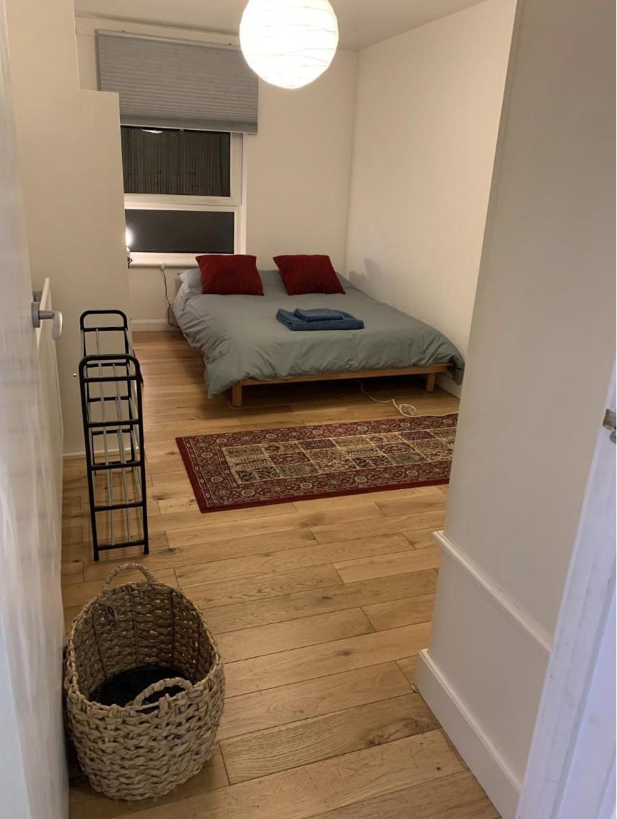 East Two Bedroom With Private Patio - Entire * Londres