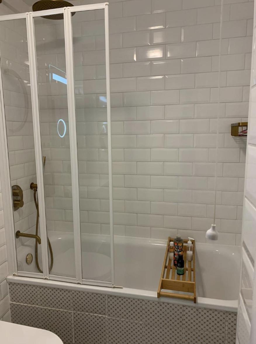 Apartamento East Two Bedroom With Private Patio - Entire Londres