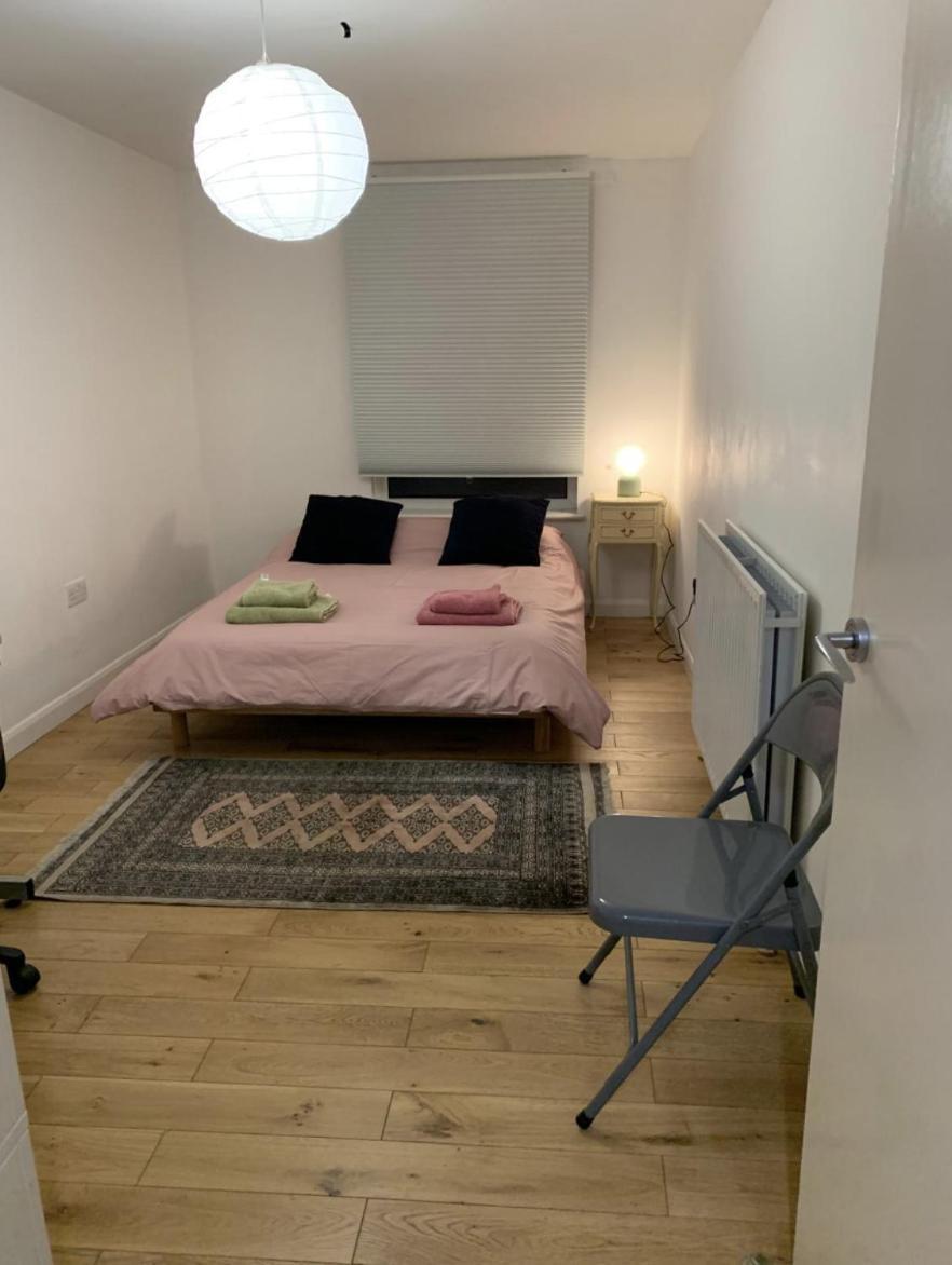 East Two Bedroom With Private Patio - Entire * Londres