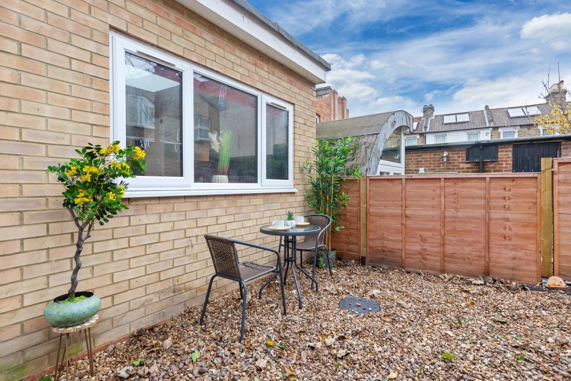 Apartment Stylish 2-Bed London Escape- Sleeps 6- Garden & Parking - 15 Mins To Central- Save 20 Percent Weekly! *