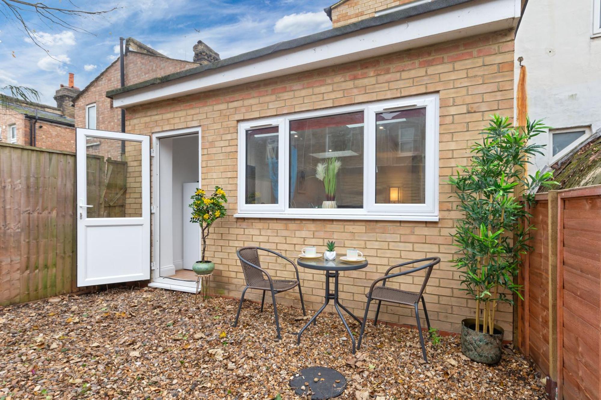 Stylish 2-Bed London Escape- Sleeps 6- Garden & Parking - 15 Mins To Central- Save 20 Percent Weekly! Apartment London
