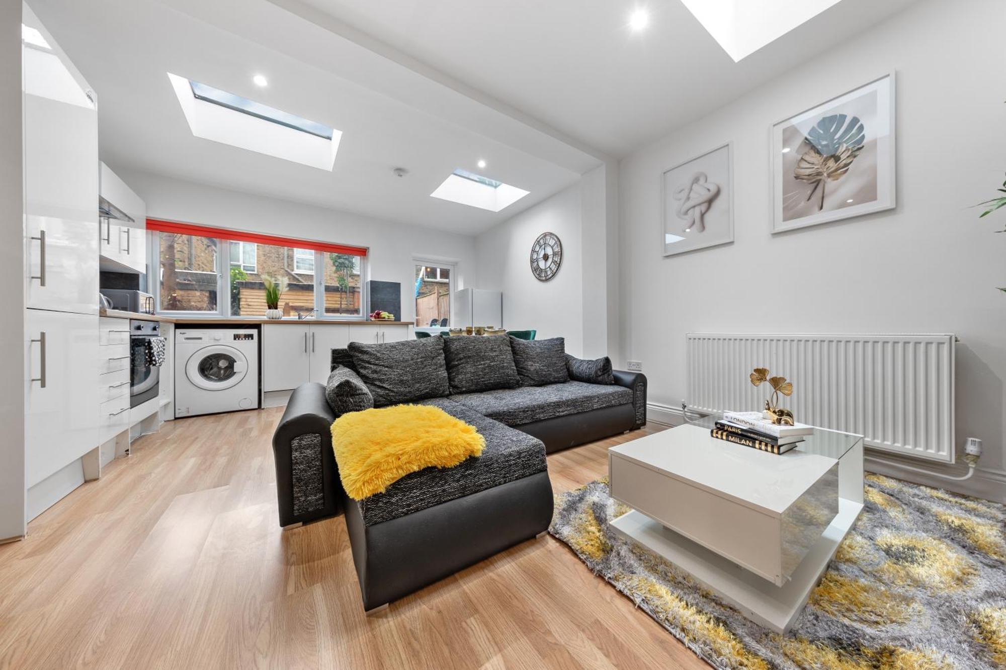 Apartment Stylish 2-Bed London Escape- Sleeps 6- Garden & Parking - 15 Mins To Central- Save 20 Percent Weekly! London