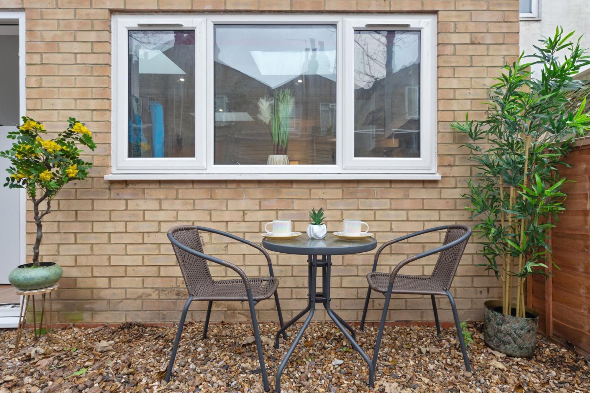 Stylish 2-Bed London Escape- Sleeps 6- Garden & Parking - 15 Mins To Central- Save 20 Percent Weekly!