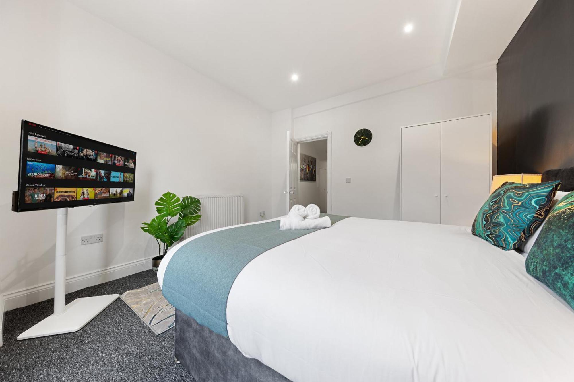 Apartment Stylish 2-Bed London Escape- Sleeps 6- Garden & Parking - 15 Mins To Central- Save 20 Percent Weekly! London