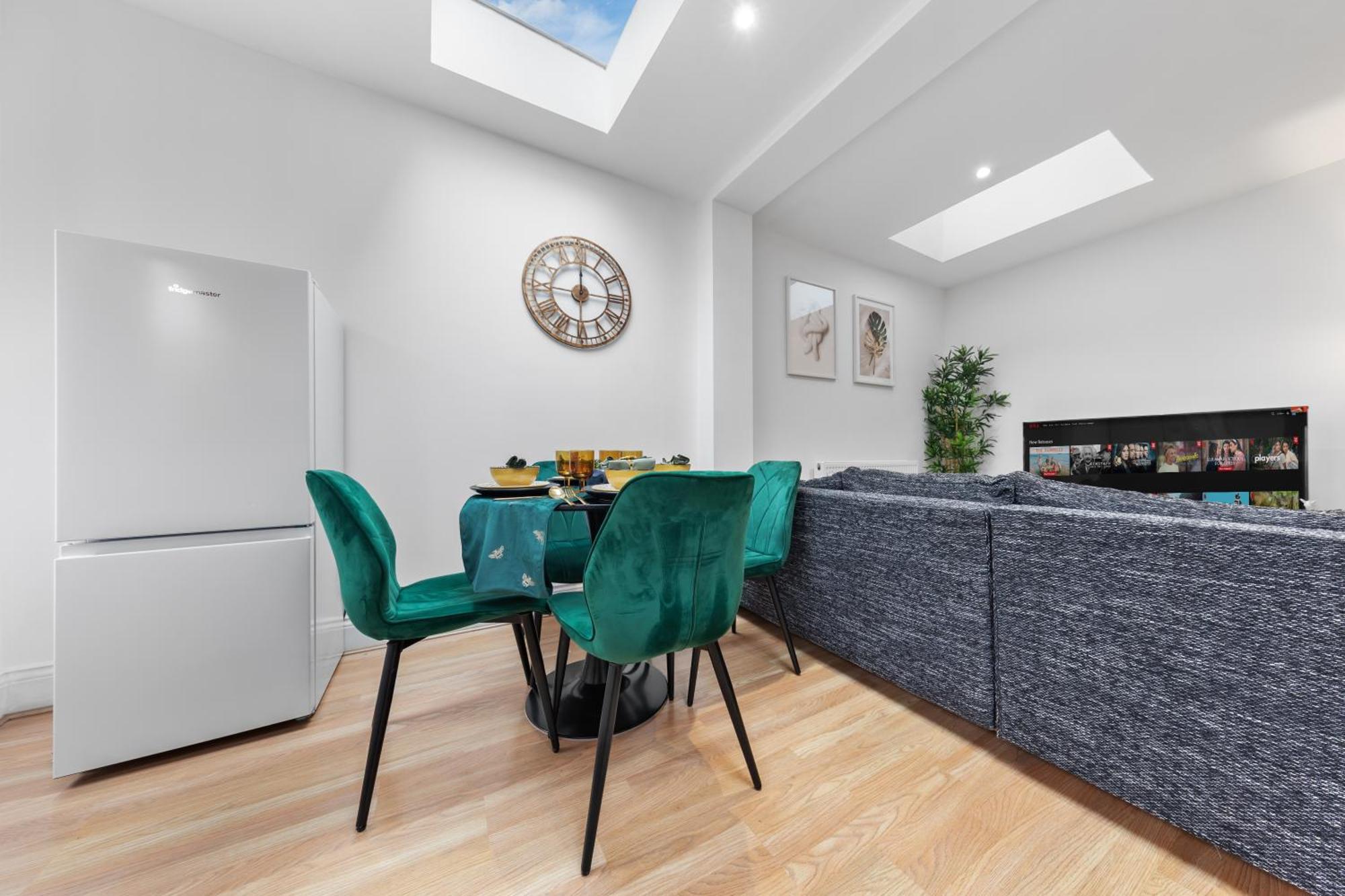 Stylish 2-Bed London Escape- Sleeps 6- Garden & Parking - 15 Mins To Central- Save 20 Percent Weekly! London