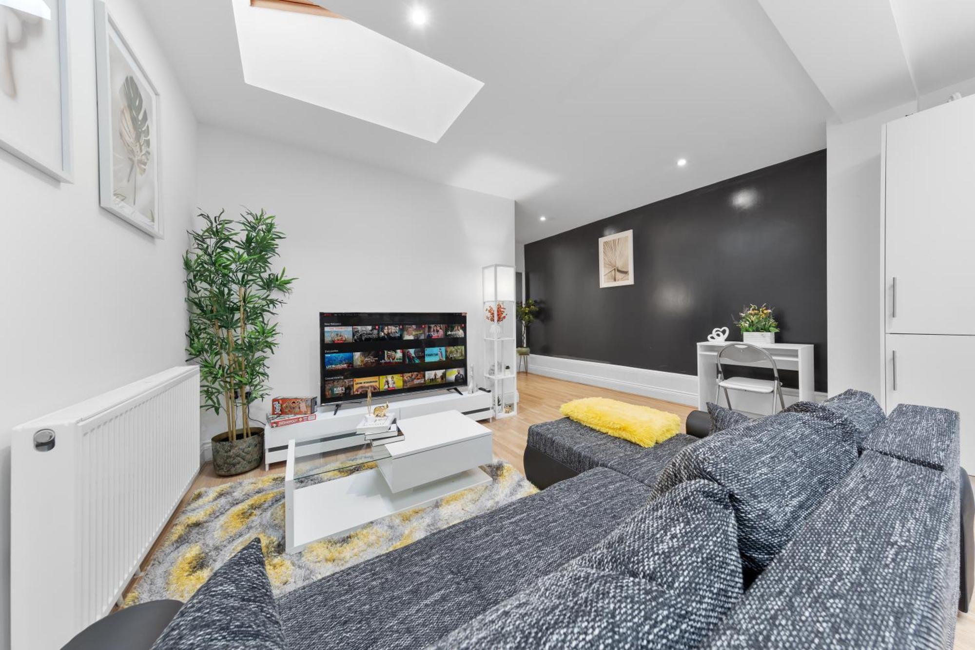 Apartment Stylish 2-Bed London Escape- Sleeps 6- Garden & Parking - 15 Mins To Central- Save 20 Percent Weekly!