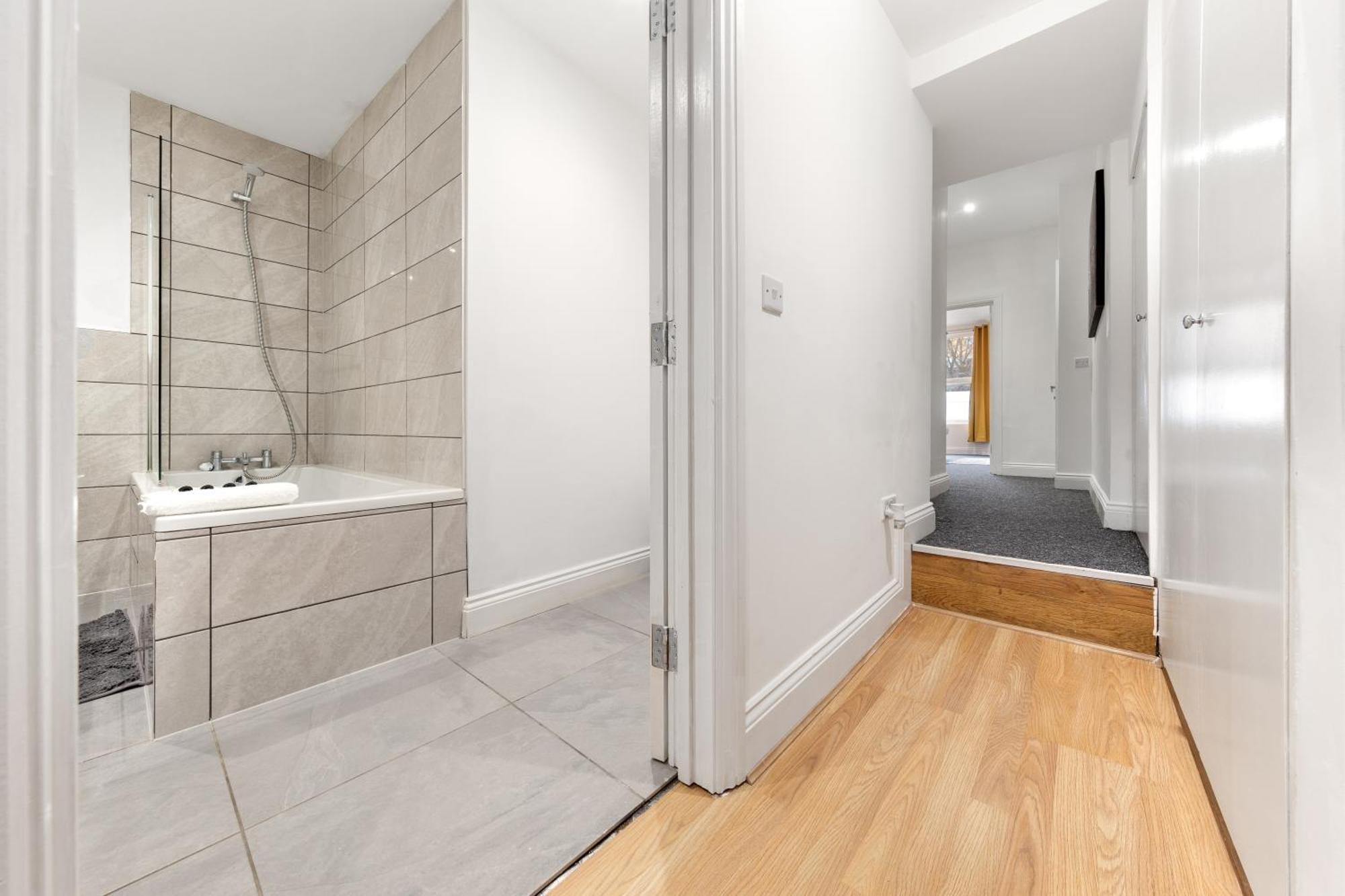 Apartment Stylish 2-Bed London Escape- Sleeps 6- Garden & Parking - 15 Mins To Central- Save 20 Percent Weekly! London