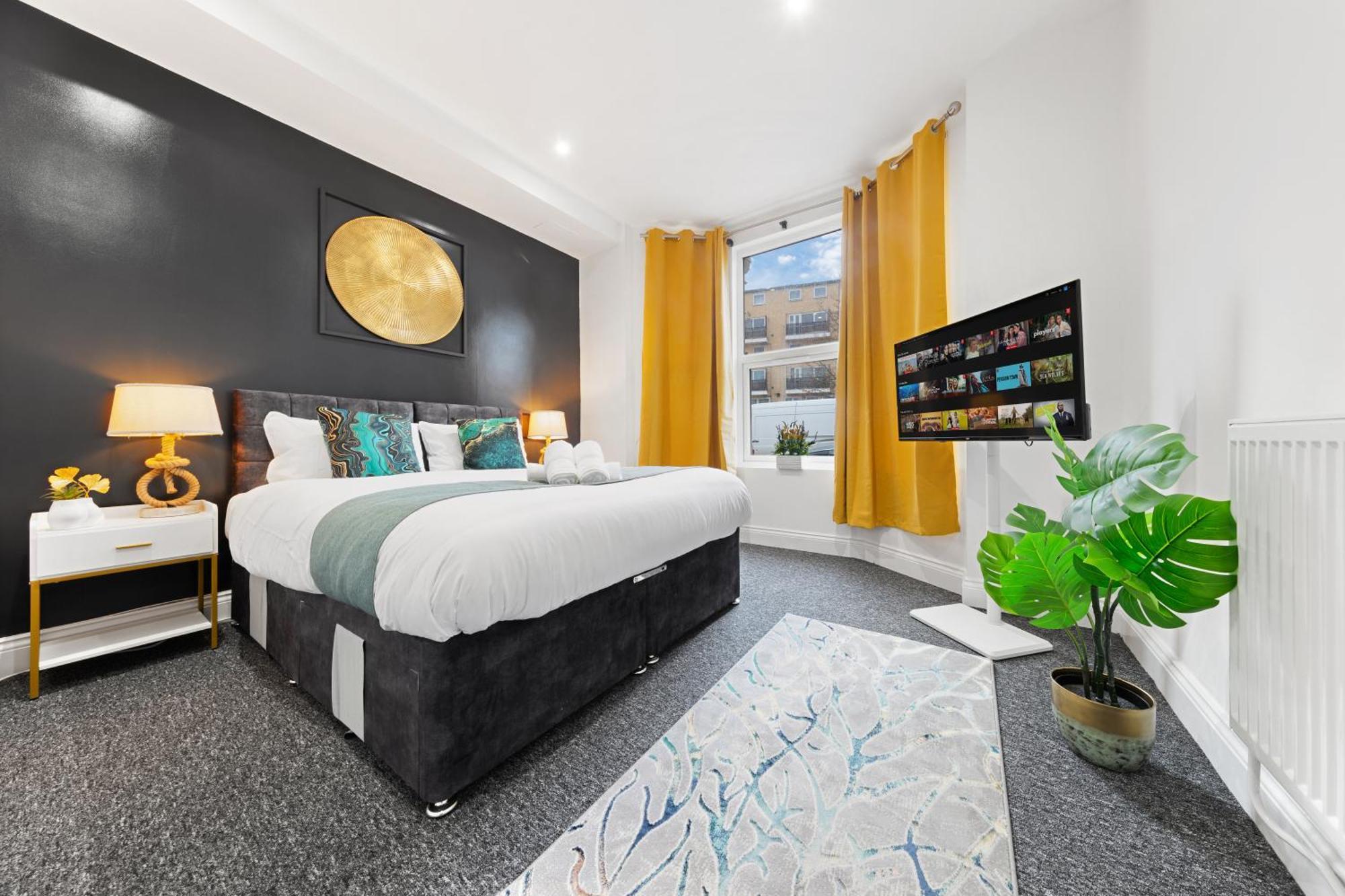 Stylish 2-Bed London Escape- Sleeps 6- Garden & Parking - 15 Mins To Central- Save 20 Percent Weekly! London