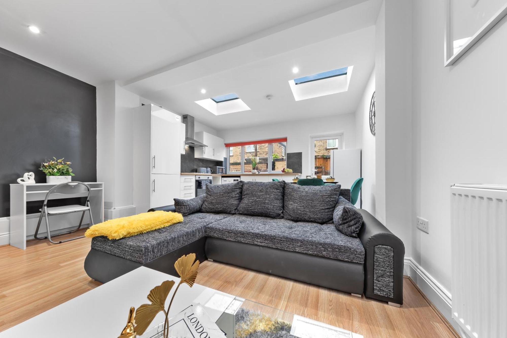 Stylish 2-Bed London Escape- Sleeps 6- Garden & Parking - 15 Mins To Central- Save 20 Percent Weekly! * London
