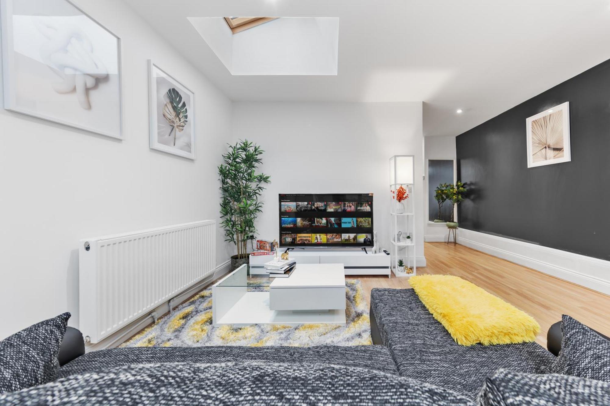 Stylish 2-Bed London Escape- Sleeps 6- Garden & Parking - 15 Mins To Central- Save 20 Percent Weekly! London