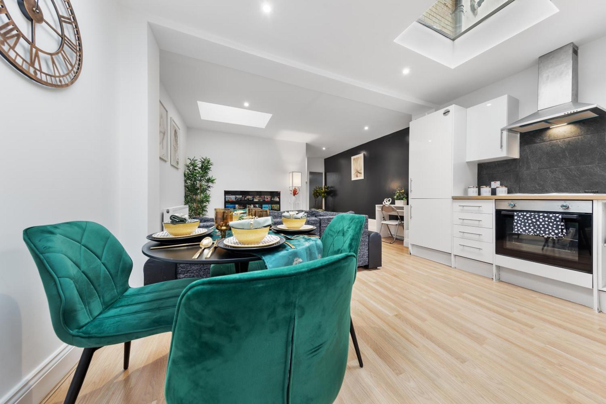 Apartment Stylish 2-Bed London Escape- Sleeps 6- Garden & Parking - 15 Mins To Central- Save 20 Percent Weekly!