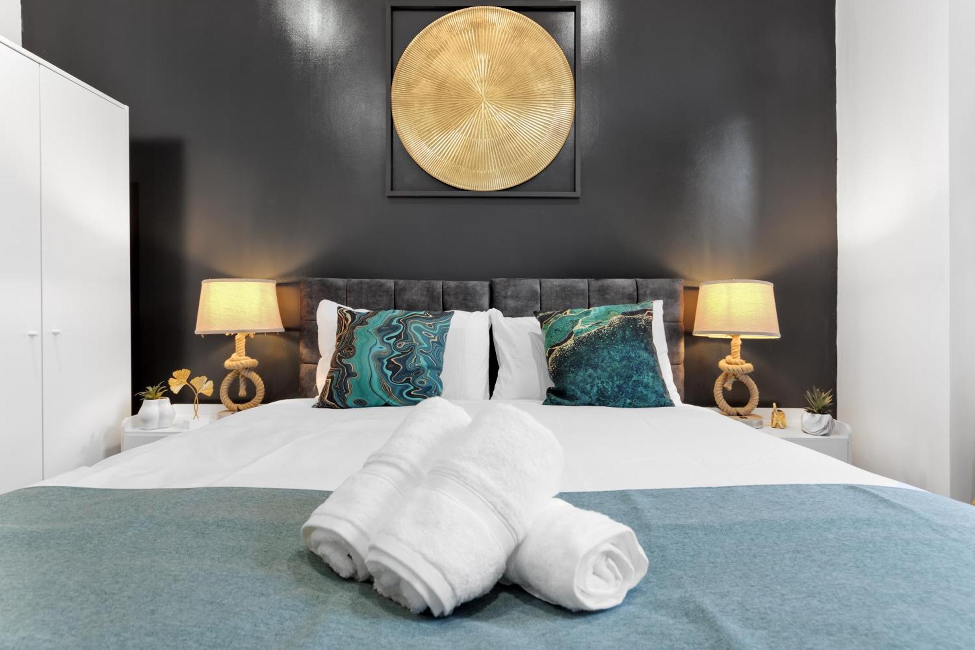 Stylish 2-Bed London Escape- Sleeps 6- Garden & Parking - 15 Mins To Central- Save 20 Percent Weekly! Apartment *