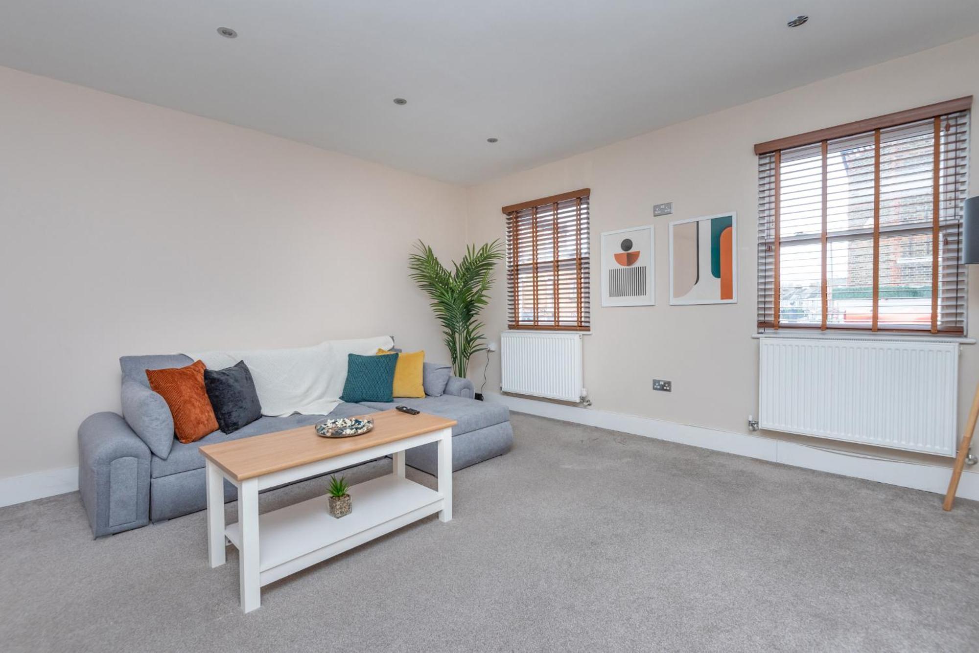 Modern Flat With Balcony Next To Station By Cto Serviced * Londen