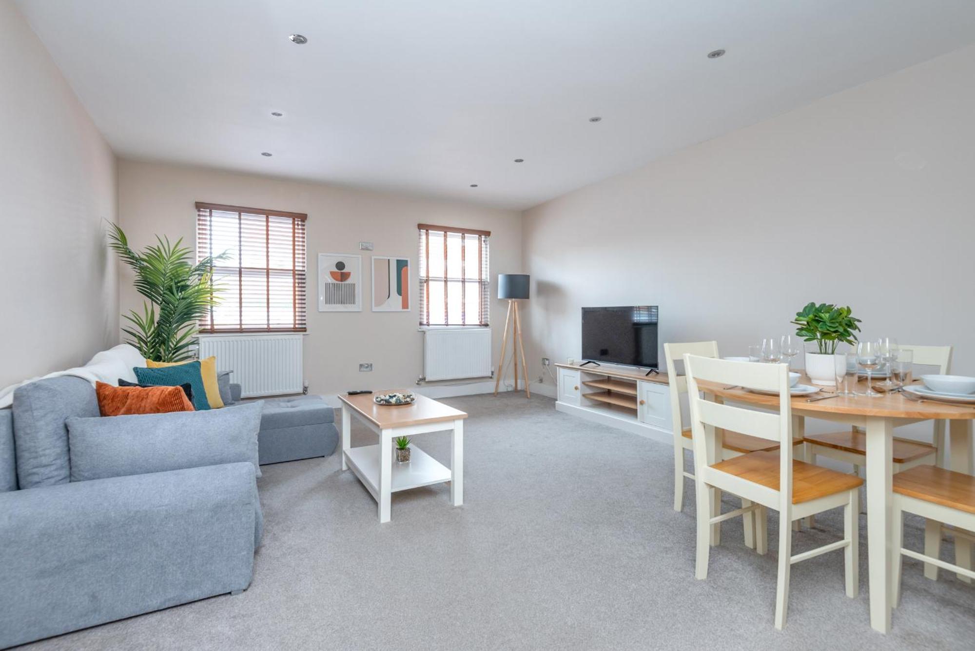 Modern Flat With Balcony Next To Station By Cto Serviced Londen