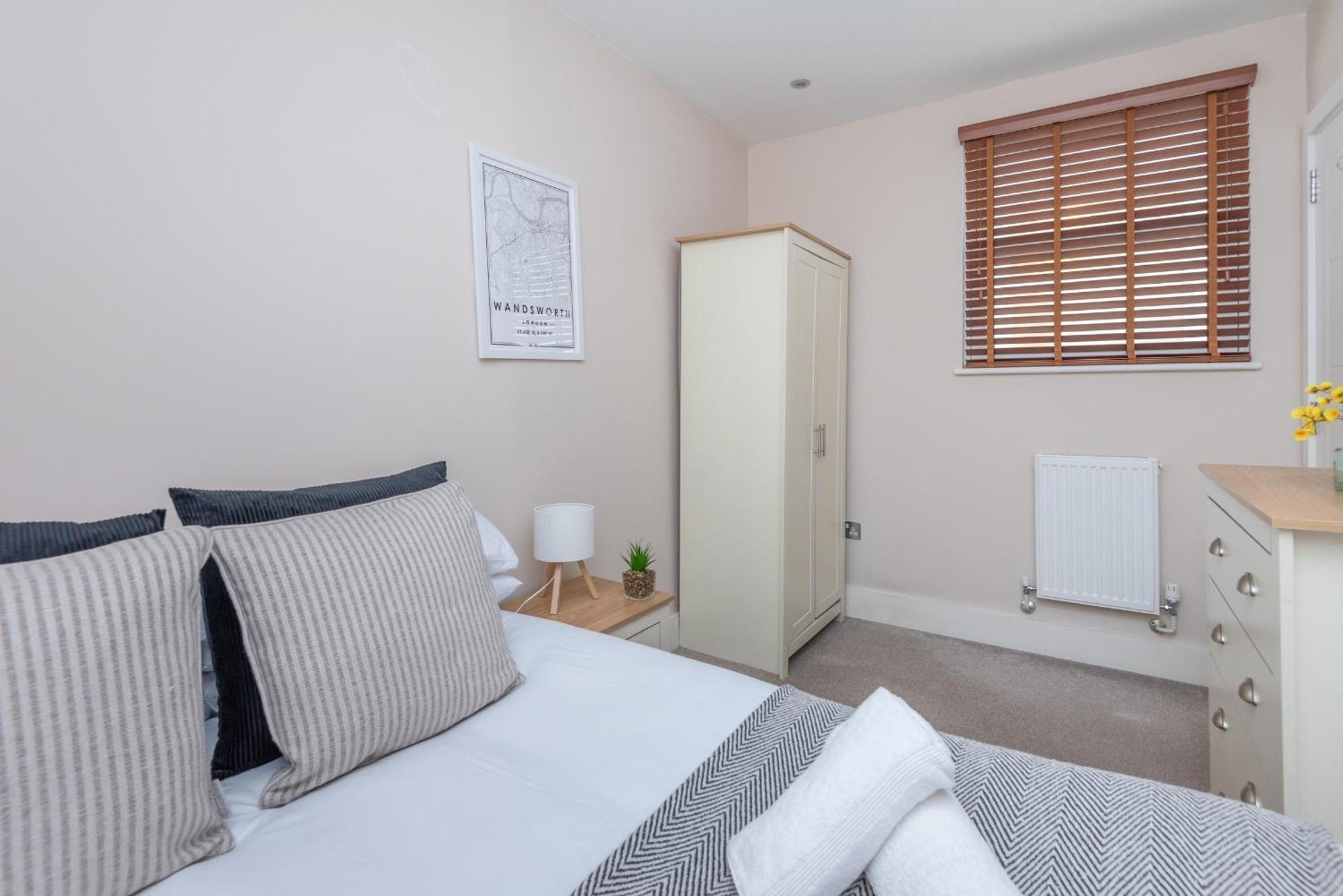 Modern Flat With Balcony Next To Station By Cto Serviced Londen