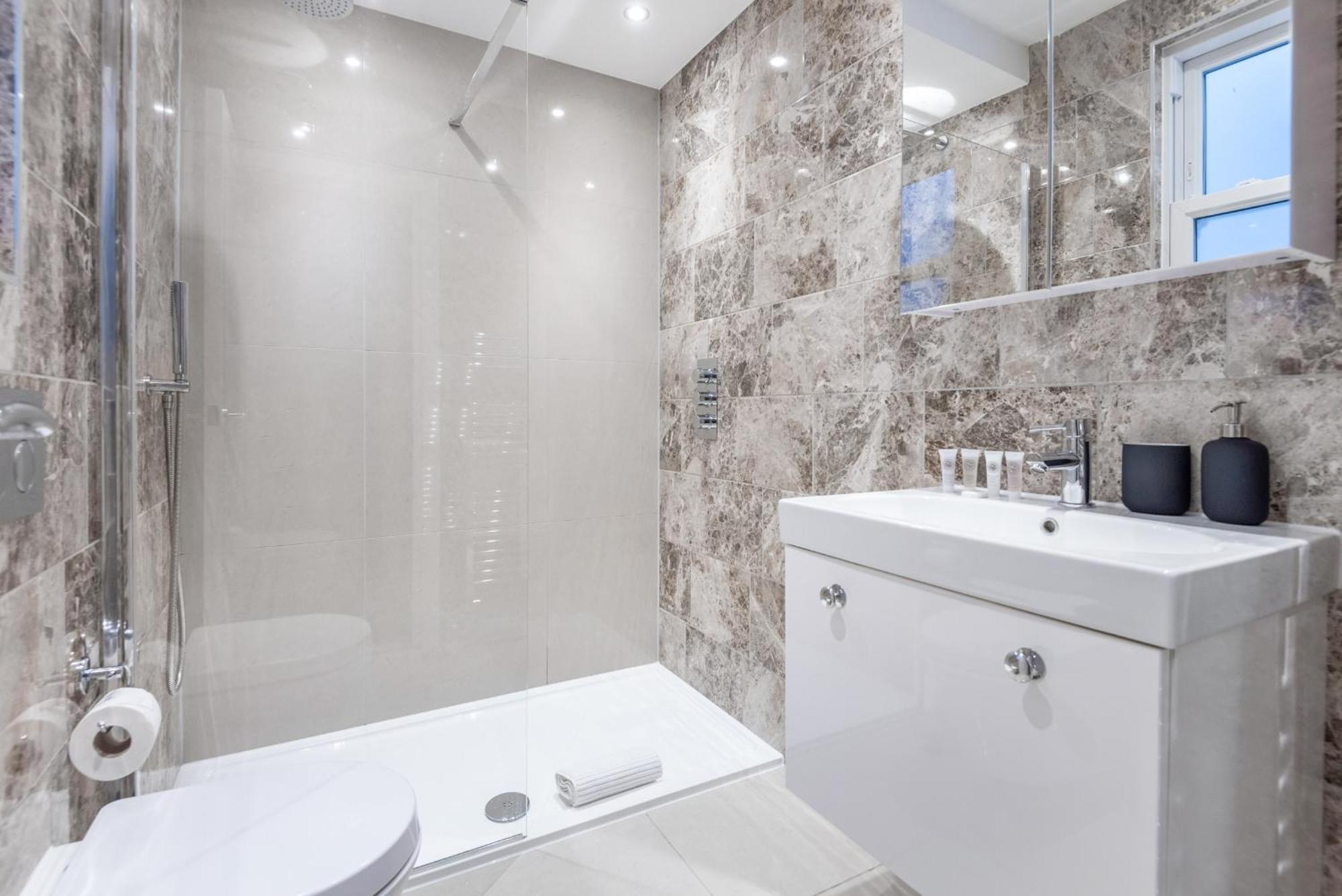 Modern Flat With Balcony Next To Station By Cto Serviced Appartement Londen