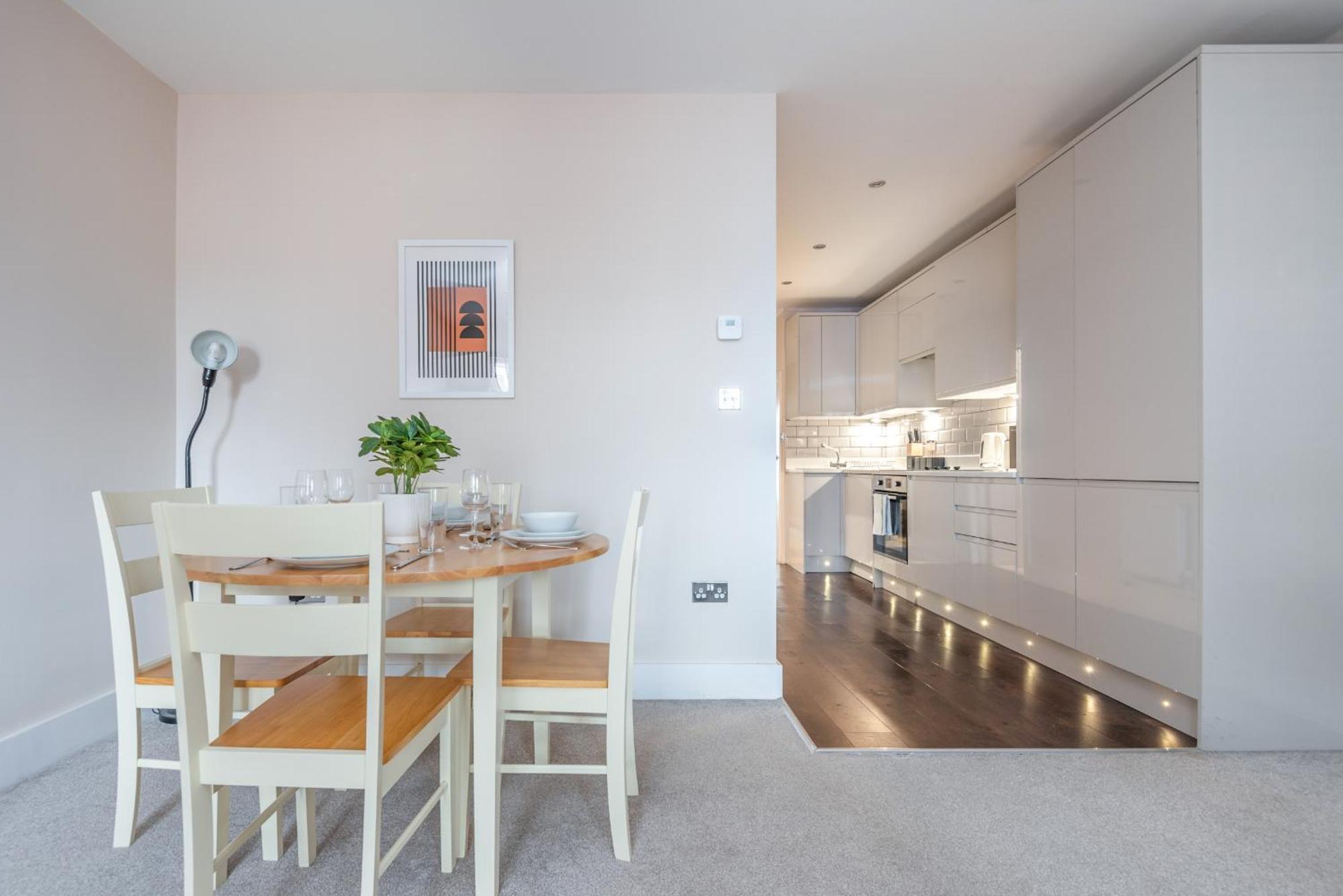 Appartement Modern Flat With Balcony Next To Station By Cto Serviced Londen