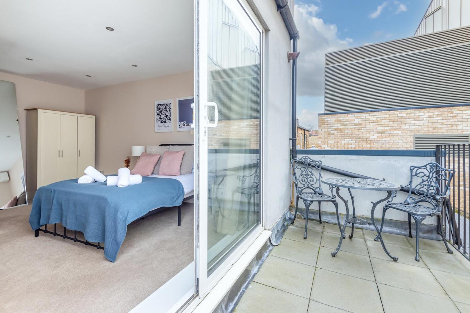 Modern Flat With Balcony Next To Station By Cto Serviced * Londen