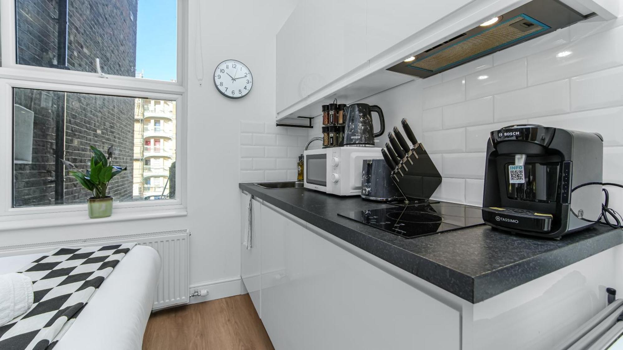 Charming Petite In With Kitchenette * London