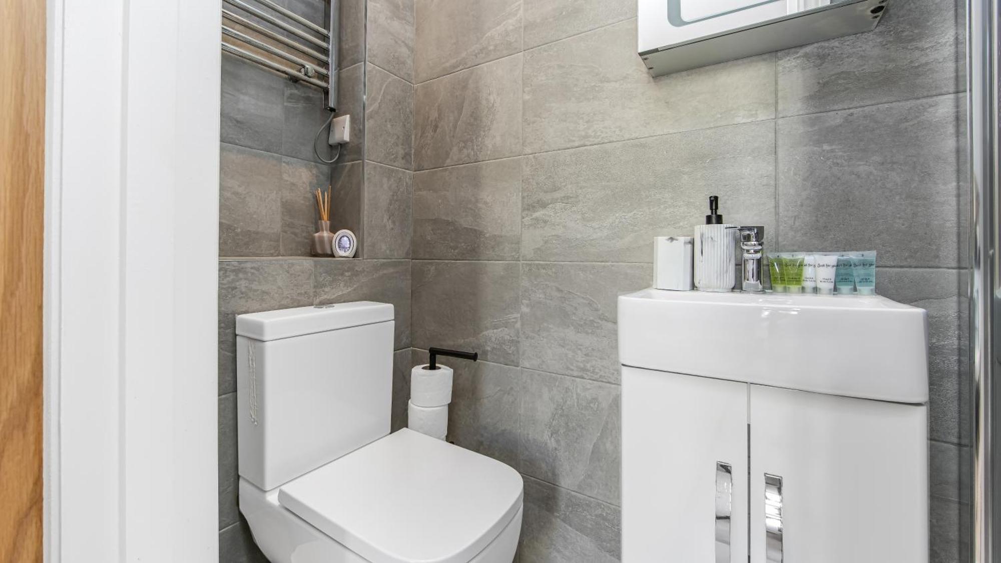 Charming Petite In With Kitchenette Apartment London