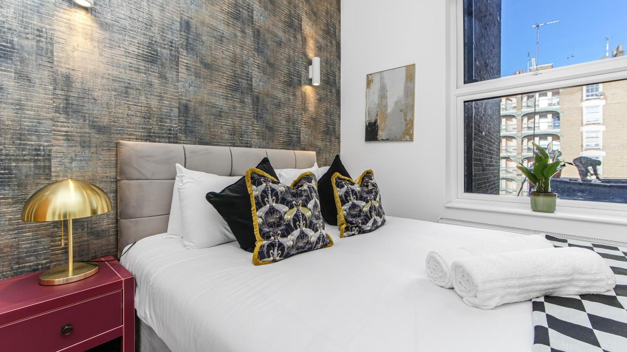 Charming Petite In With Kitchenette Apartment