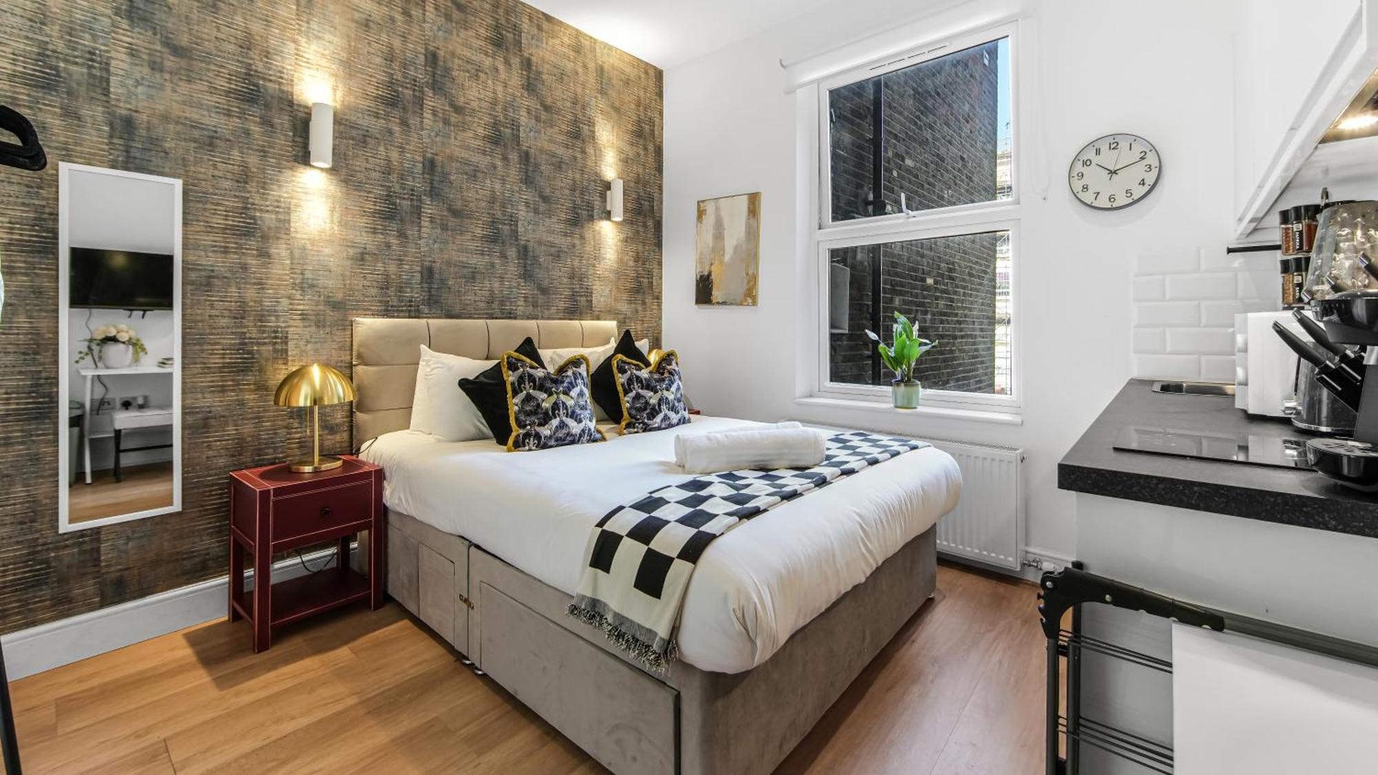 Charming Petite In With Kitchenette Apartment London