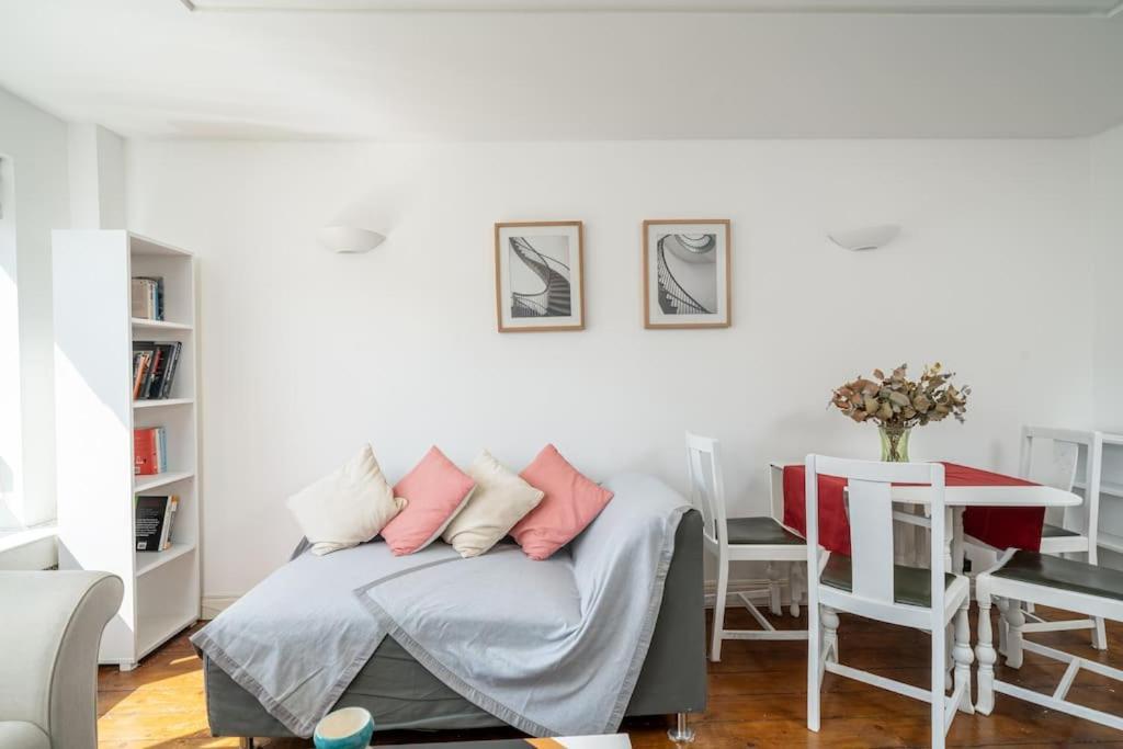 Bright Spacious 2 Bedroom Flat In Zone One London