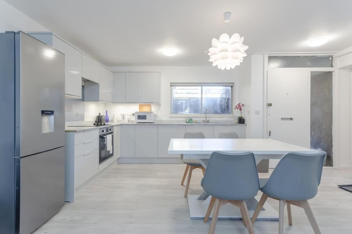 Kensington Gardens 2 Bedroom Flat With A Balcony Londres