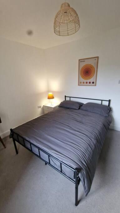 Comfortable 3-bed Flat In Vibrant Camberwell Apartment *