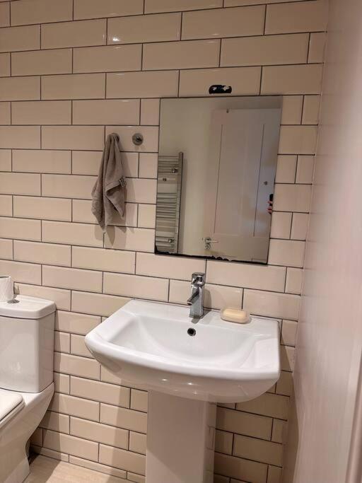 Comfortable 3-bed Flat In Vibrant Camberwell London