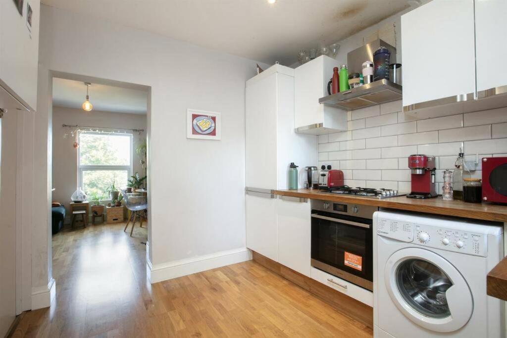 Comfortable 3-bed Flat In Vibrant Camberwell Apartment *