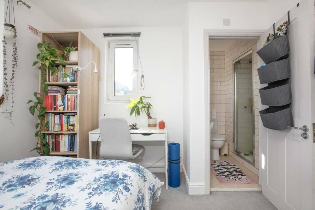 Comfortable 3-bed Flat In Vibrant Camberwell
