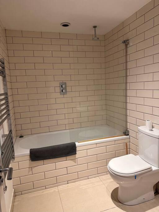 Apartment Comfortable 3-bed Flat In Vibrant Camberwell