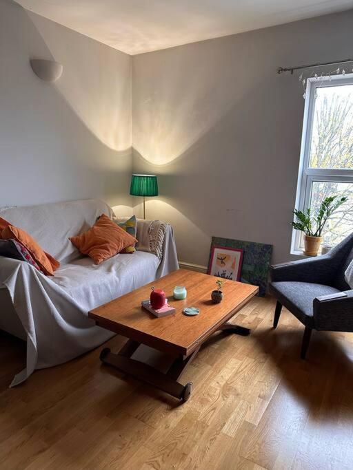 Comfortable 3-bed Flat In Vibrant Camberwell Apartment *