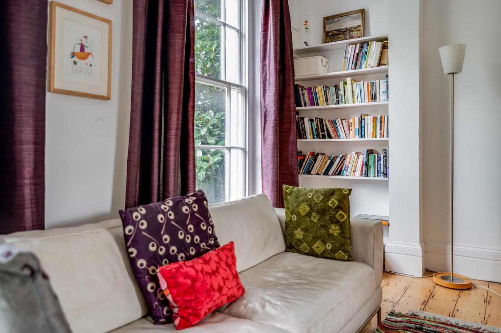 Bright Two Bedroom Near Vibrant Camden Town Holiday home London