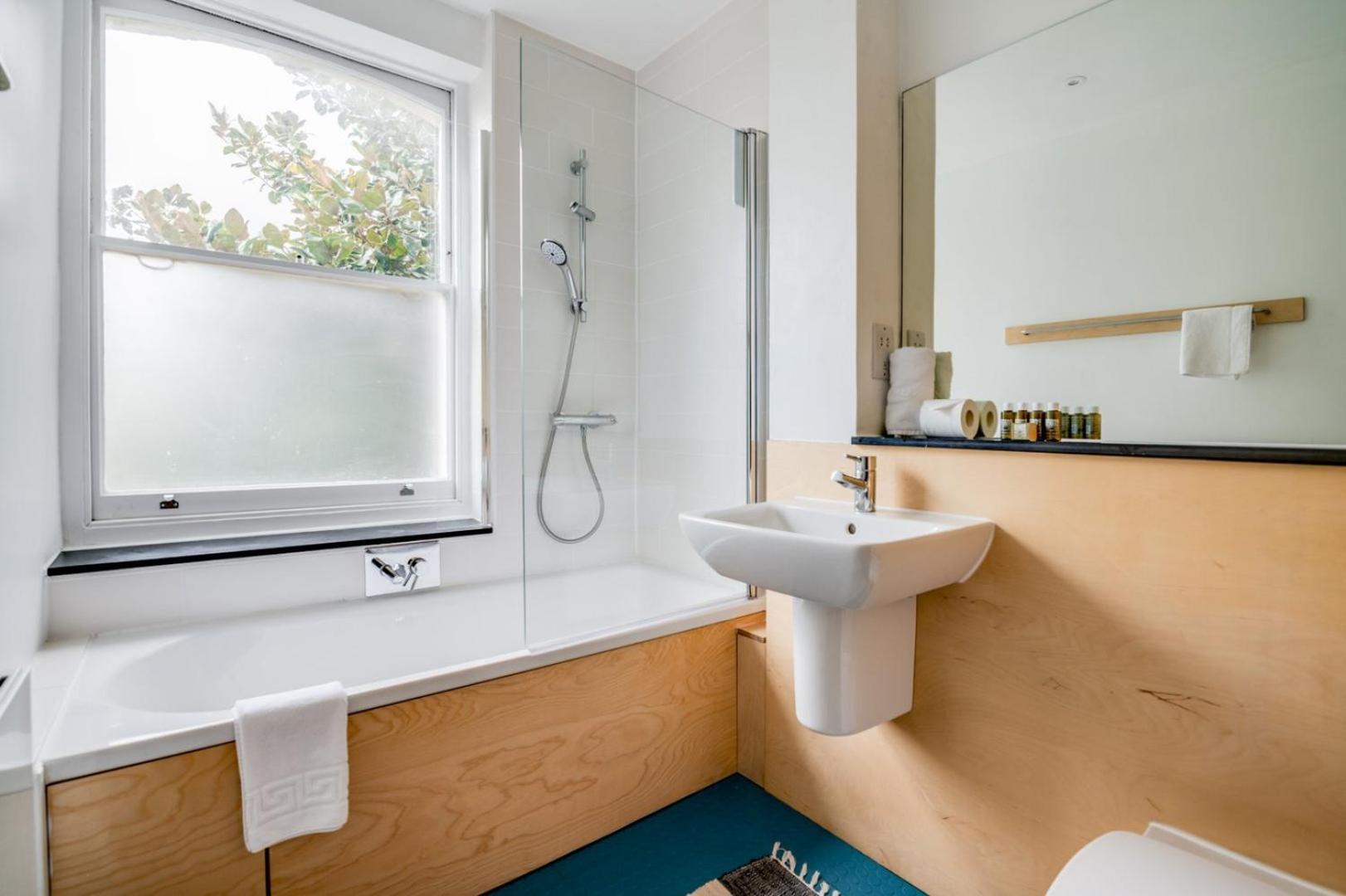 Bright Two Bedroom Near Vibrant Camden Town London