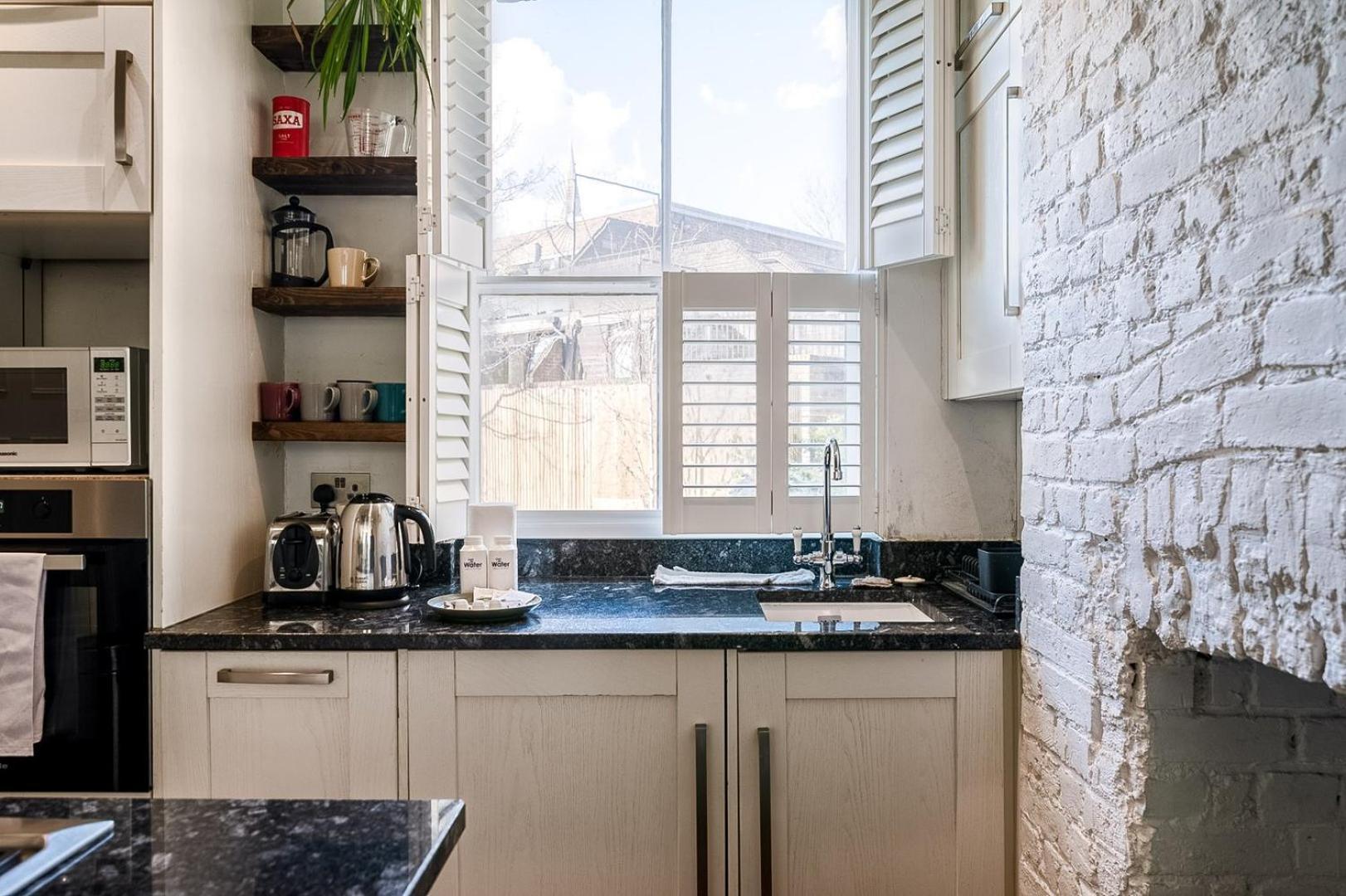 Historic 18th Century Terrace House Appartement Londen