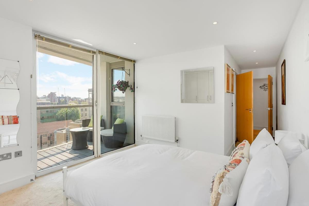Panoramic 3-bed Oasis Apartment London