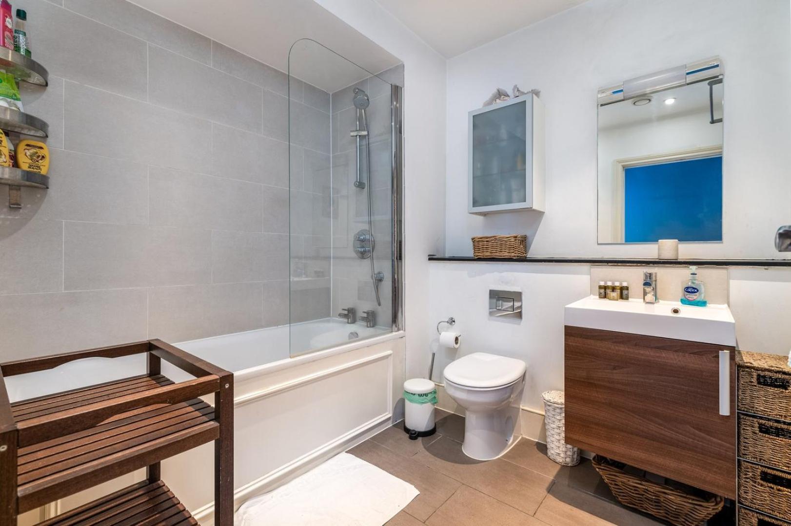 Bright & Spacious Battersea Flat * Londen