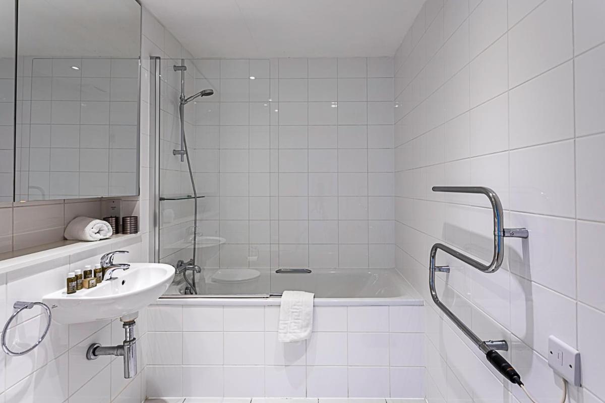 City-close 1-bed Near Tower Hill Apartment