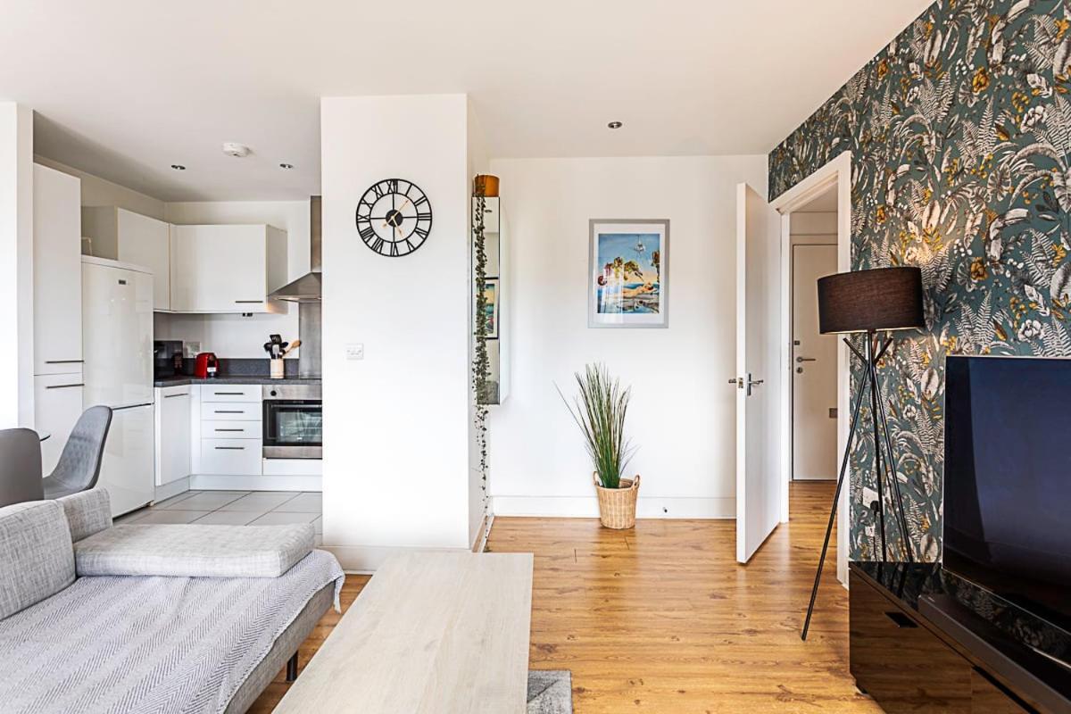 City-close 1-bed Near Tower Hill Apartment *