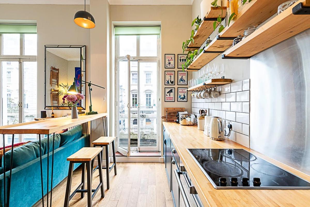 Beautiful Two Bedroom Abode Near Victoria