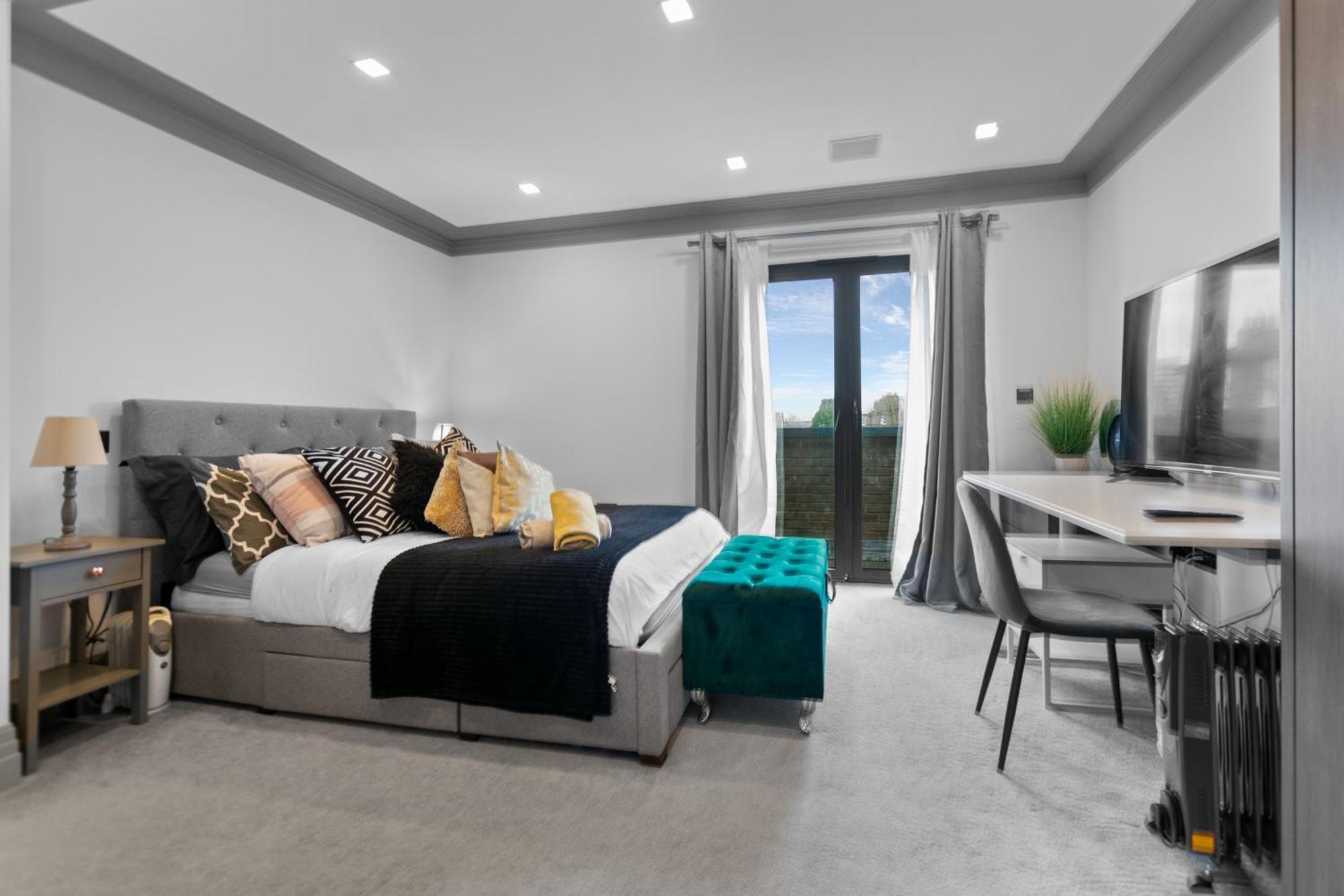 Apartment 4bedroom, 3bath Retreat With Extra Toilet & Private Garden Oasis *