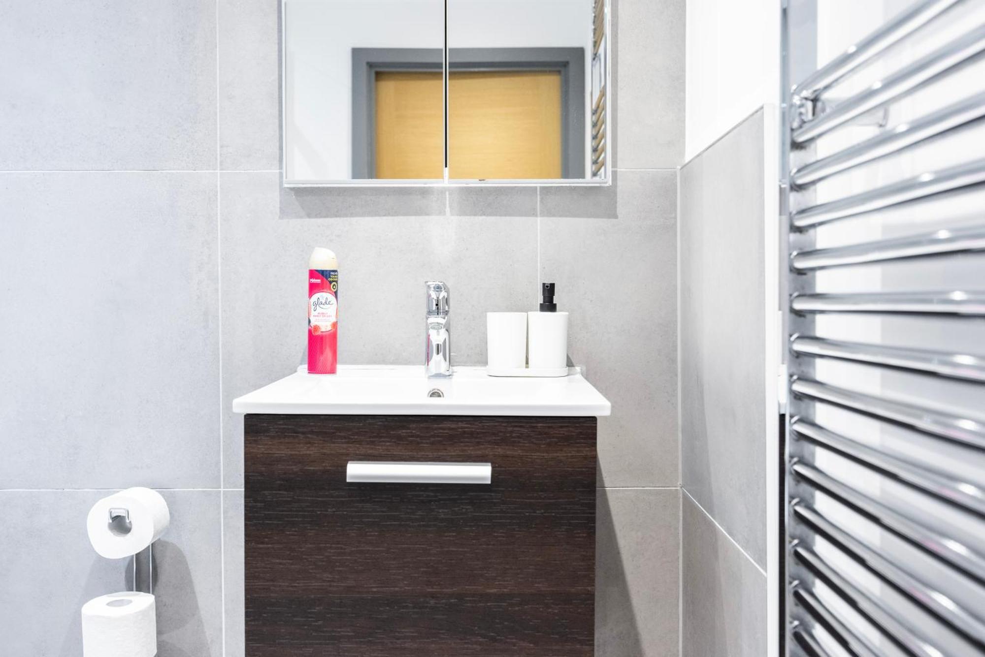 2 Bed 2 Bath Deluxe Flat In Kensington *